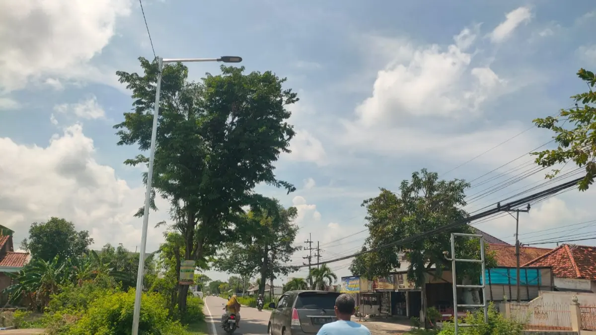 Foto: DISHUB LAMONGAN BANTU TANGANI KERUSAKAN RINGAN PJU DI JALAN PROVINSI