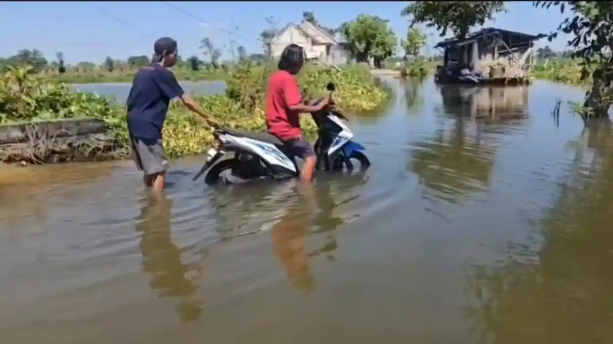 Foto: Pemkab Lamongan Segera Bangun Jalan Cor Beton di Wilayah Langganan Banjir Bengawan Jero