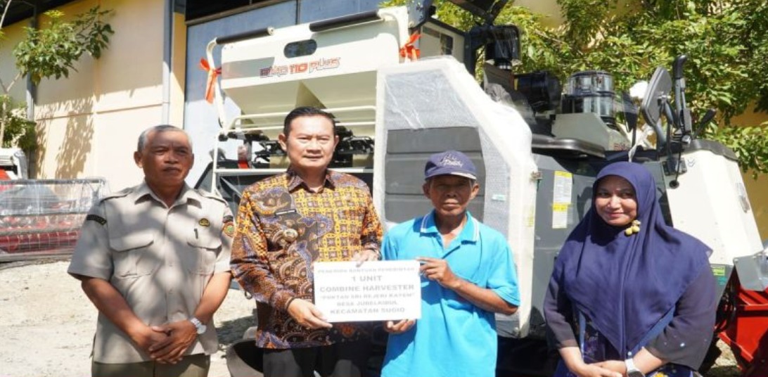 Foto: BUPATI LAMONGAN SALURKAN MESIN PANEN MODERN, PRODUKTIVITAS PADI DAN LUAS TANAM DITARGET MENINGKAT
