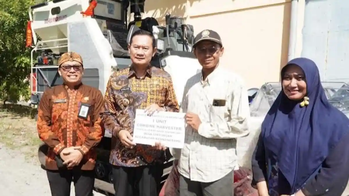 Foto: BUPATI LAMONGAN SERAHKAN BANTUAN COMBINE HARVESTER UNTUK DUKUNG MODERNISASI PERTANIAN