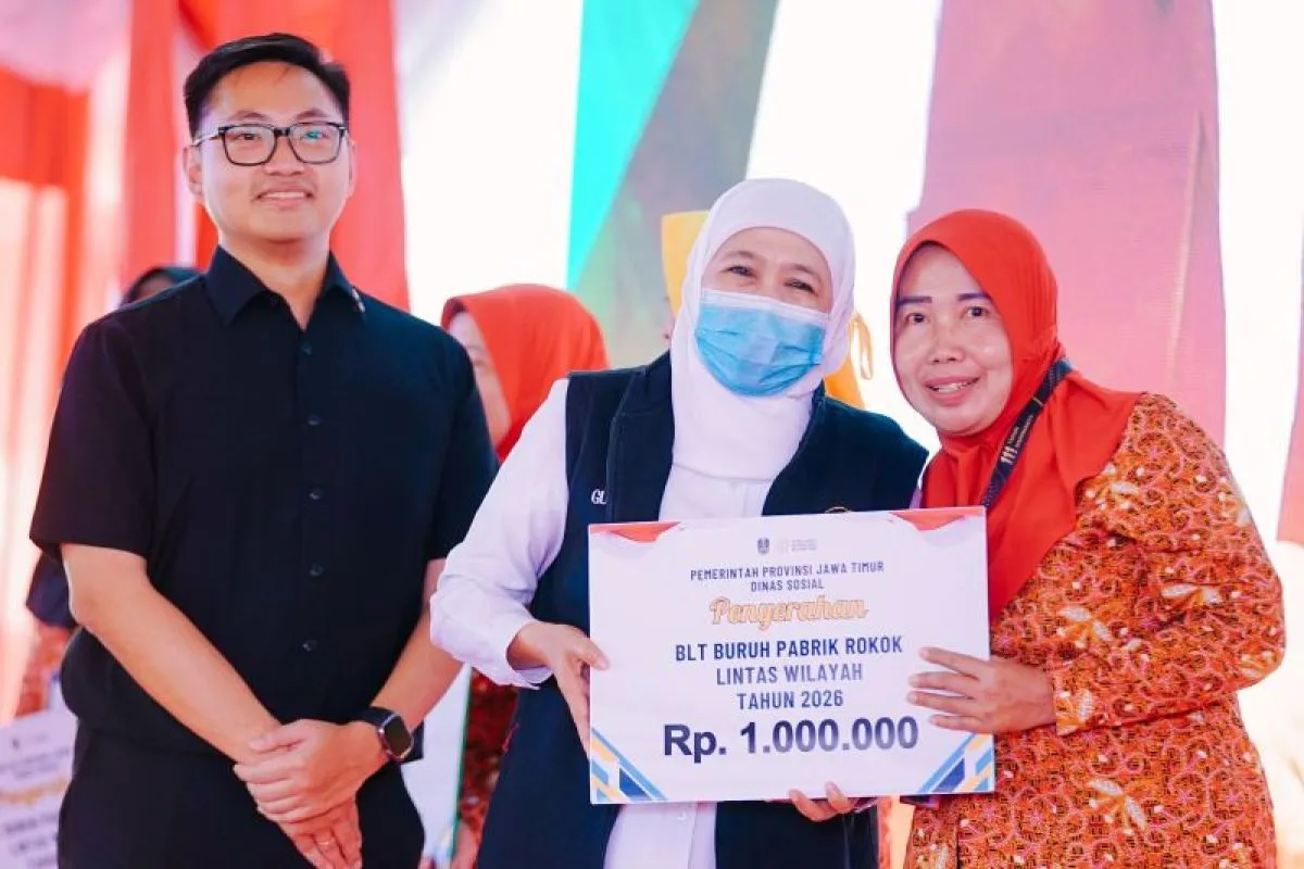 Foto: KHOFIFAH SALURKAN BLT DBHCHT RP2,5 MILIAR UNTUK RIBUAN BURUH ROKOK DI SURABAYA