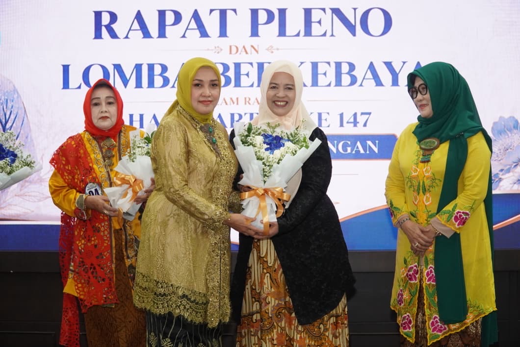 Foto: Lomba Berkebaya IWAPI Semarakkan Hari Kartini di Lamongan