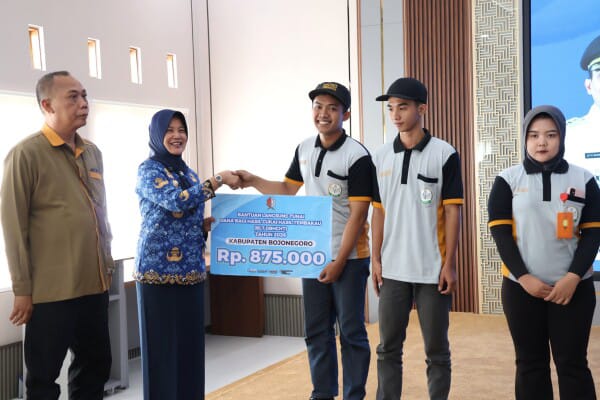 Foto: https://draftrakyat.com/pemkab-bojonegoro-kembali-salurkan-blt-dbhcth-bagi-ribuan-buruh-pabrik-rokok/