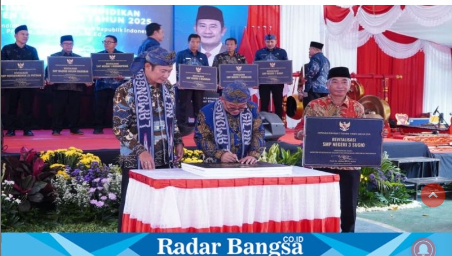 Foto: 47 Sekolah di Lamongan Direvitalisasi, Bupati Yuhronur dan Mendikdasmen Tekankan Kualitas Pendidikan Nasional