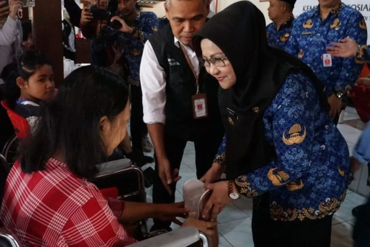Foto: Kemensos salurkan bantuan program Atensi untuk 107 PPKS di Magetan