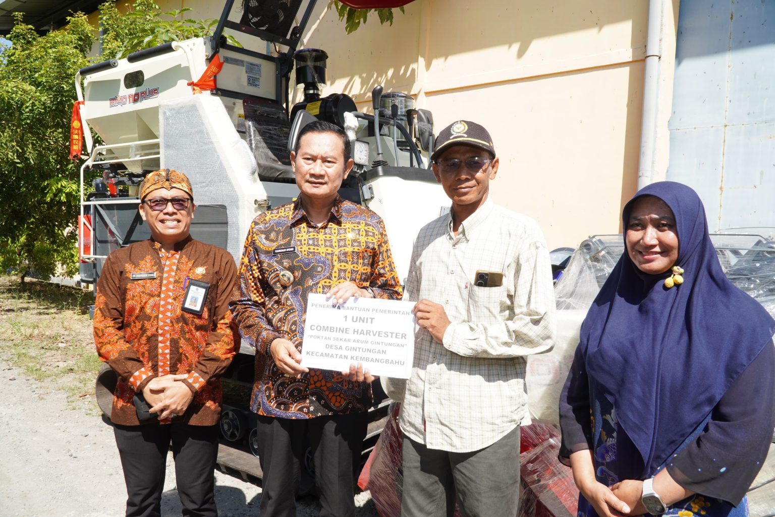 Foto: Modernisasi Pertanian, 3 Poktan di Lamongan Terima Bantuan Combine Harvester
