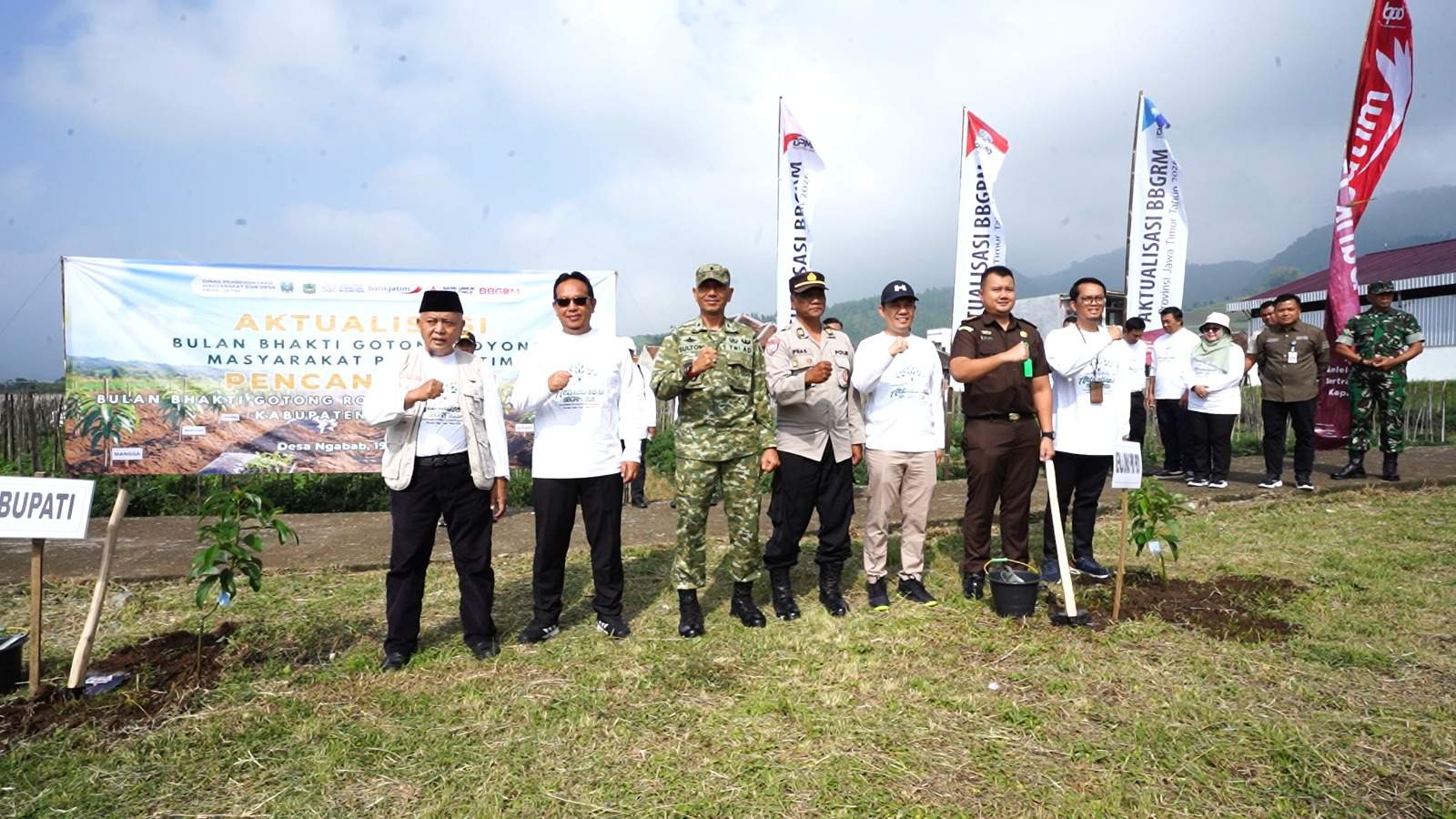 Foto: Pemprov Jatim Perkuat Kemandirian Desa dengan Aksi Nyata Gotong Royong di Ngabab Kabupaten Malang