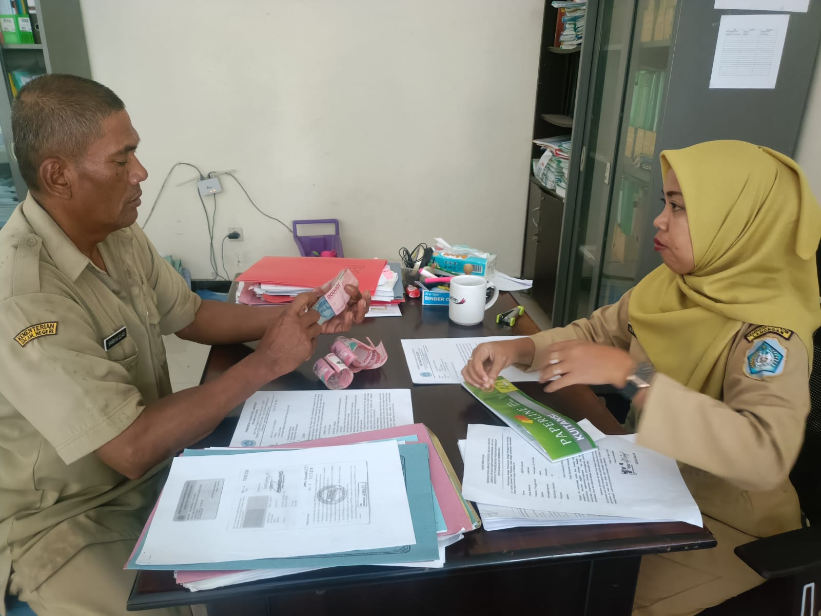 Foto: PETUGAS PEMUNGUT PAJAK DESA LAWANGANAGUNG SETORKAN SEBAGIAN BAKU PBB 2026