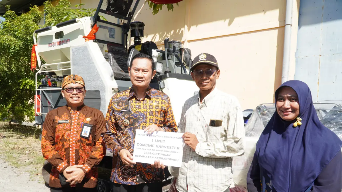 Foto: BUPATI YES SERAHKAN TIGA UNIT COMBINE UNTUK KELOMPOK TANI DI TIGA KECAMATAN