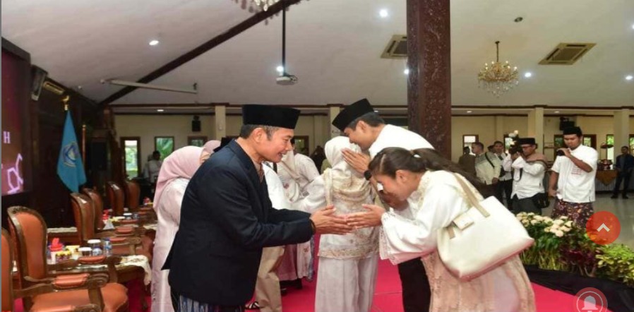 Foto: Bupati Lamongan Yuhronur Efendi Gelar Open House Idul Fitri di Pendopo Lokatantra