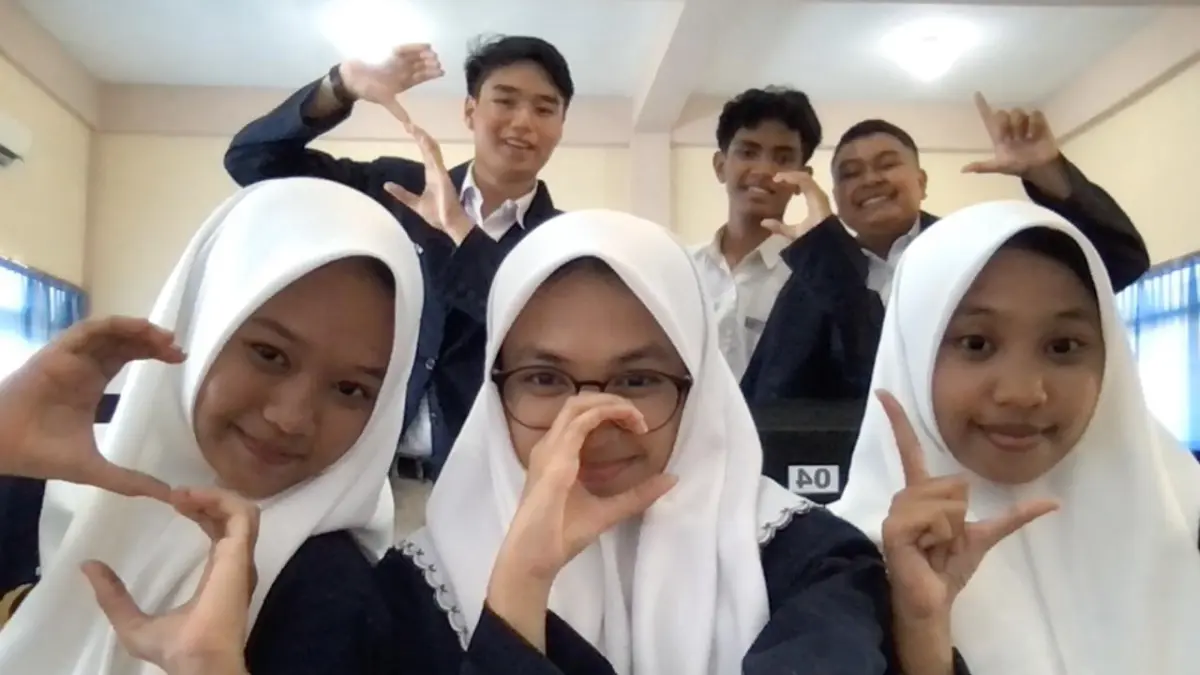 Foto: Ubah Sisik Ikan Nila Jadi Bioplastik Kemasan yang Larut Air, Siswa SMAN 2 Lamongan Berprestasi di Ajang JNSF 2026