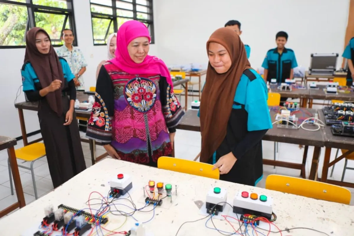 Foto: KHOFIFAH BANGGA, SERAPAN LULUSAN SMK JATIM TEMBUS 91,46 PERSEN LEWAT PROGRAM BMW