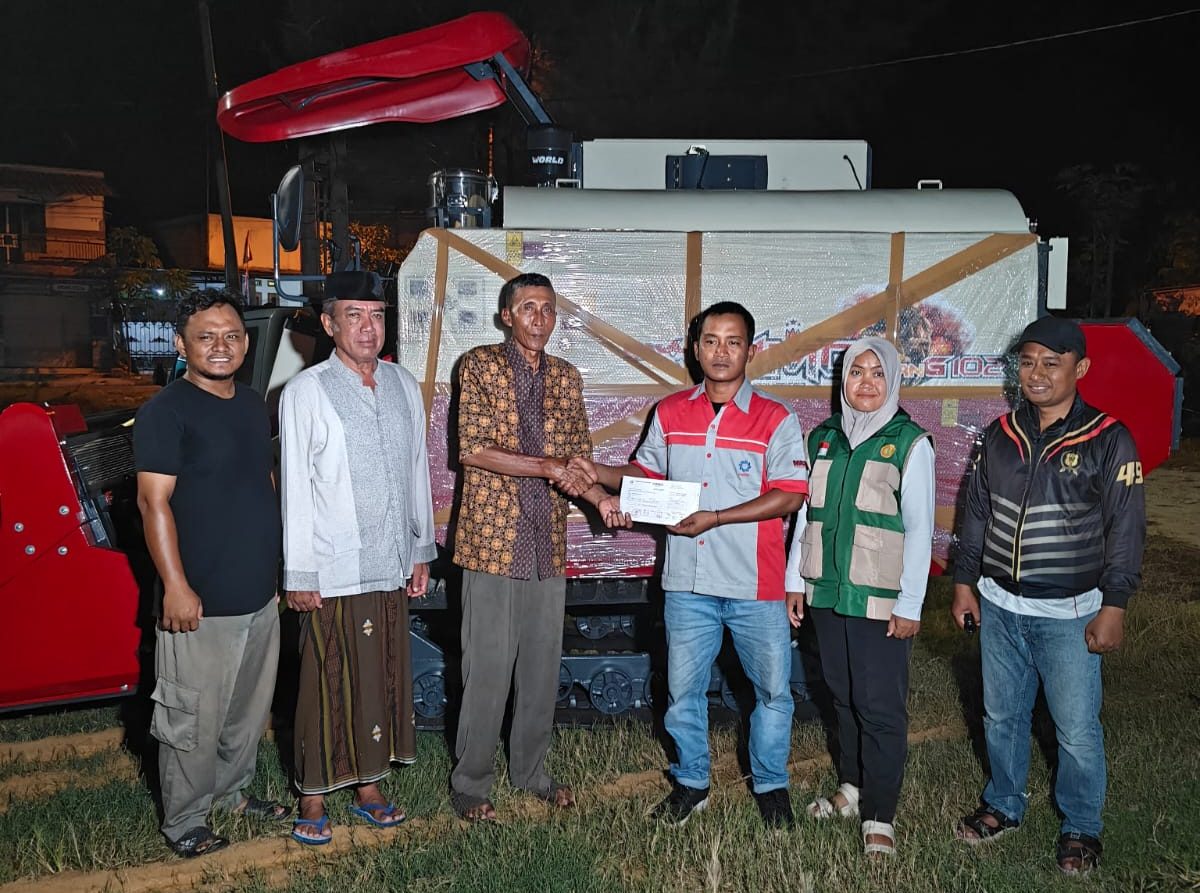Foto: Bantuan Presiden Tiba di Tuban, Petani Kini Panen Jagung Pakai Mesin Modern