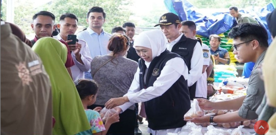 Foto: Gubernur Khofifah di Lamongan Gelar Operasi Pasar Murah, Harga Sembako Dipangkas Jelang Lebaran
