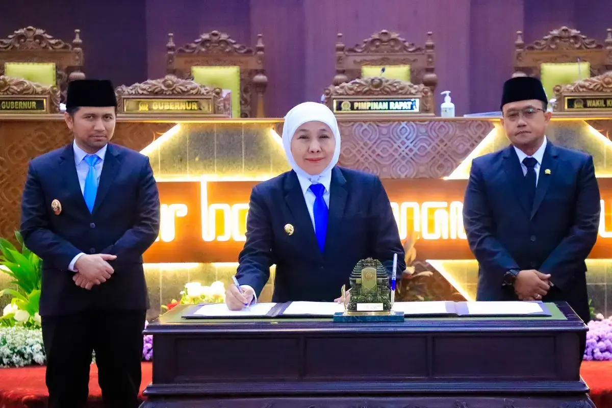 Foto: KHOFIFAH DAN DPRD JATIM SAHKAN DUA RAPERDA STRATEGIS UNTUK PERKUAT BUMD DAN EKONOMI KREATIF