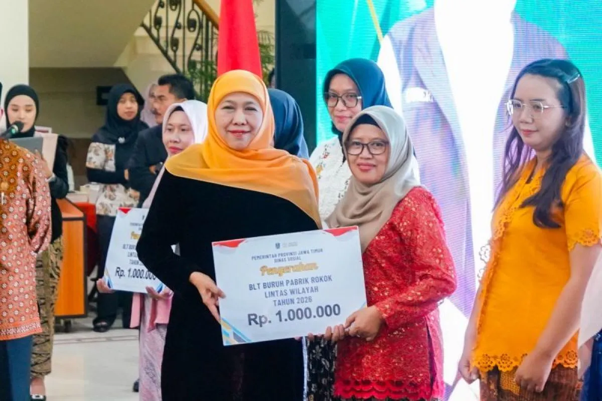 Foto: KHOFIFAH SALURKAN BLT DBHCHT DAN KIP PUTRI JAWARA UNTUK BURUH DAN PEREMPUAN DI SURABAYA
