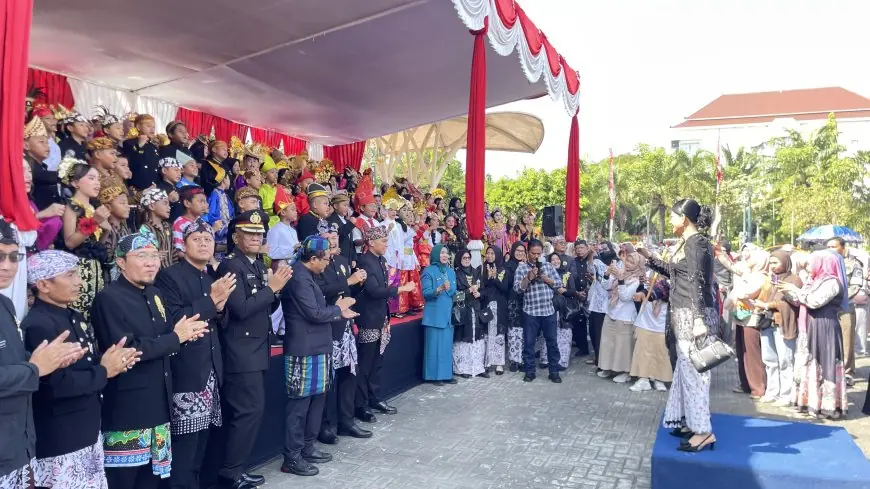 Foto: BUPATI LAMONGAN TERHARU LIHAT SUGUHAN KREATIVITAS SISWA DI PERINGATAN HARDIKNAS