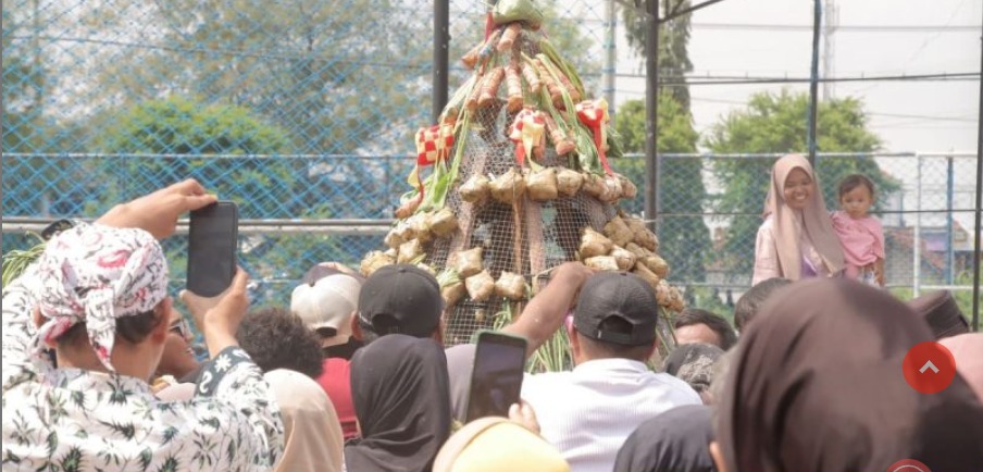 Foto: Tradisi Kupatan Lamongan 2026 Jadi Magnet Wisata, Ribuan Kupat Dibagikan Gratis