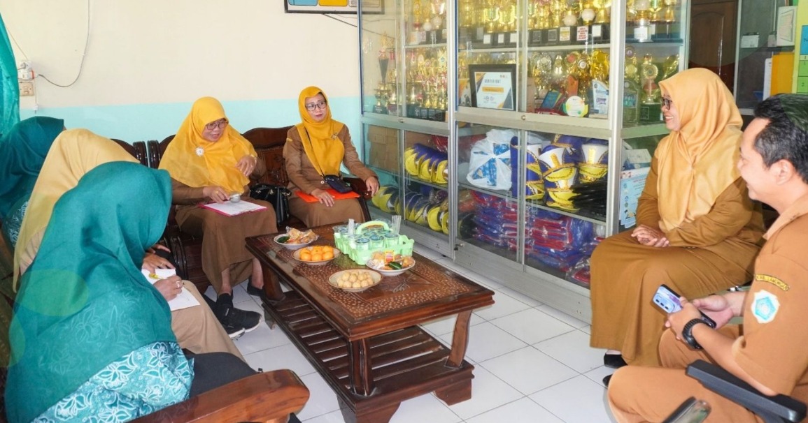 Foto: PEMBINAAN POLA HIDUP BERSIH DAN SEHAT (PHBS) DI SD NEGERI SUMBERKEREP OLEH TP PKK KECAMATAN MANTUP