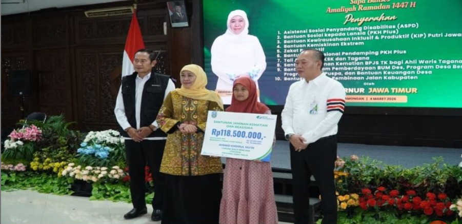 Foto: Lamongan Disuntik Rp 7,2 M Bansos, Khofifah Tambah 300 Drum Aspal untuk Jalan Rusak