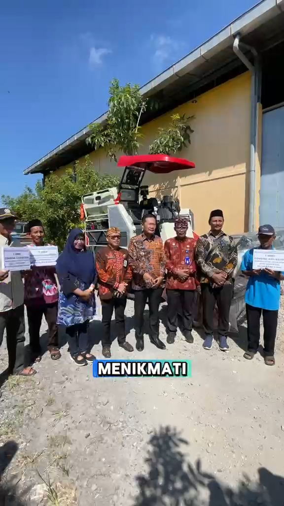 Foto: KELOMPOK TANI SRI REJEKI KAYEN TERIMA BANTUAN COMBINE HARVESTER