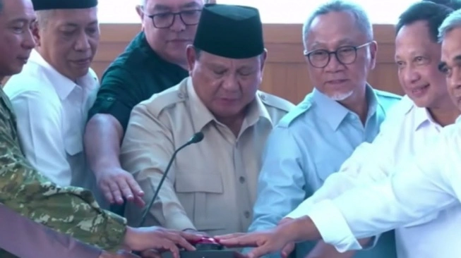 Foto: Tito Karnavian Dampingi Prabowo Luncurkan Operasional 1.061 KDKMP di Jawa Timur