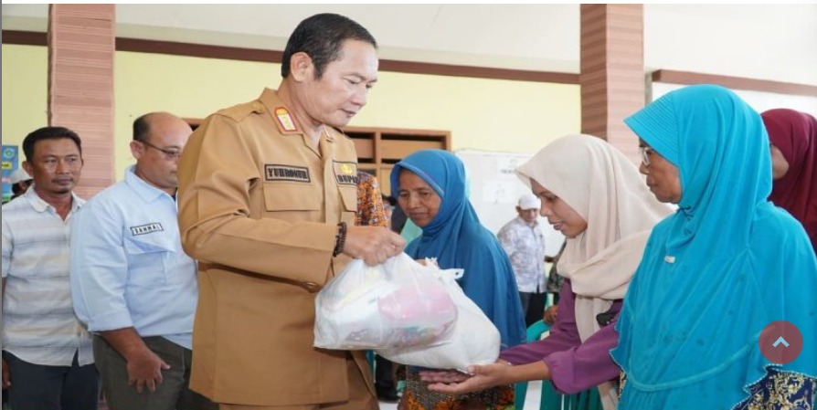Foto: Bupati Yuhronur Salurkan 54 Ton Beras untuk Warga Terdampak Banjir Lamongan