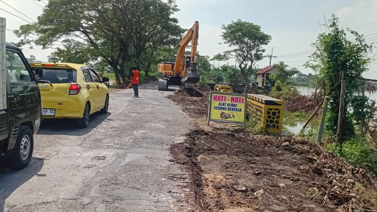 Foto: PEMKAB LAMONGAN PASANG SHEET PILE DI RUAS DEKET-KARANGBINANGUN UNTUK ANTISIPASI TANAH BERGERAK