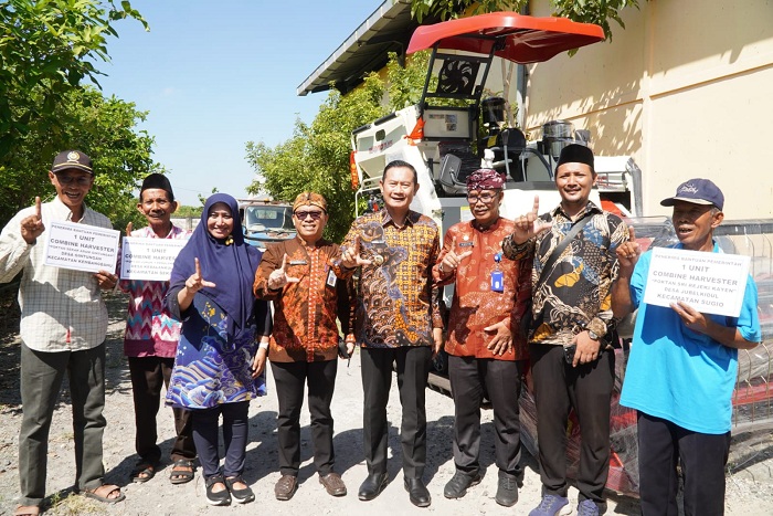 Foto: DUKUNG PERTANIAN MODERN, TIGA POKTAN DI LAMONGAN TERIMA BANTUAN COMBINE HARVESTER