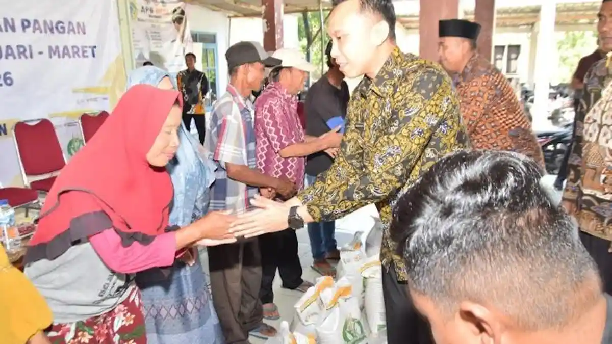 Foto: PEMKAB LAMONGAN SALURKAN BANTUAN PANGAN UNTUK JAGA KETAHANAN MASYARAKAT DI TENGAH TANTANGAN EKONOMI DAN CUACA EKSTREM