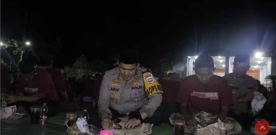 Foto: Kapolres Lamongan Buka Puasa Bareng 300 Pasien Rehabilitasi ODGJ dan Narkoba di Modo