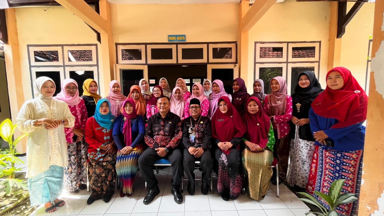 Peringatan Hari Kartini dengan digelarnya Lomba Fashion Show Kebaya di Dinas Sosial