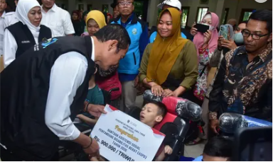 Foto: Gubernur Khofifah dan didampingi Bupati YES salurkan Bantuan Sosial