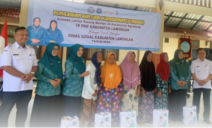Dinas Sosial Kabupaten Lamongan bersama TP PKK Kabupaten Lamongan menyalurkan Bansos (Sembako)