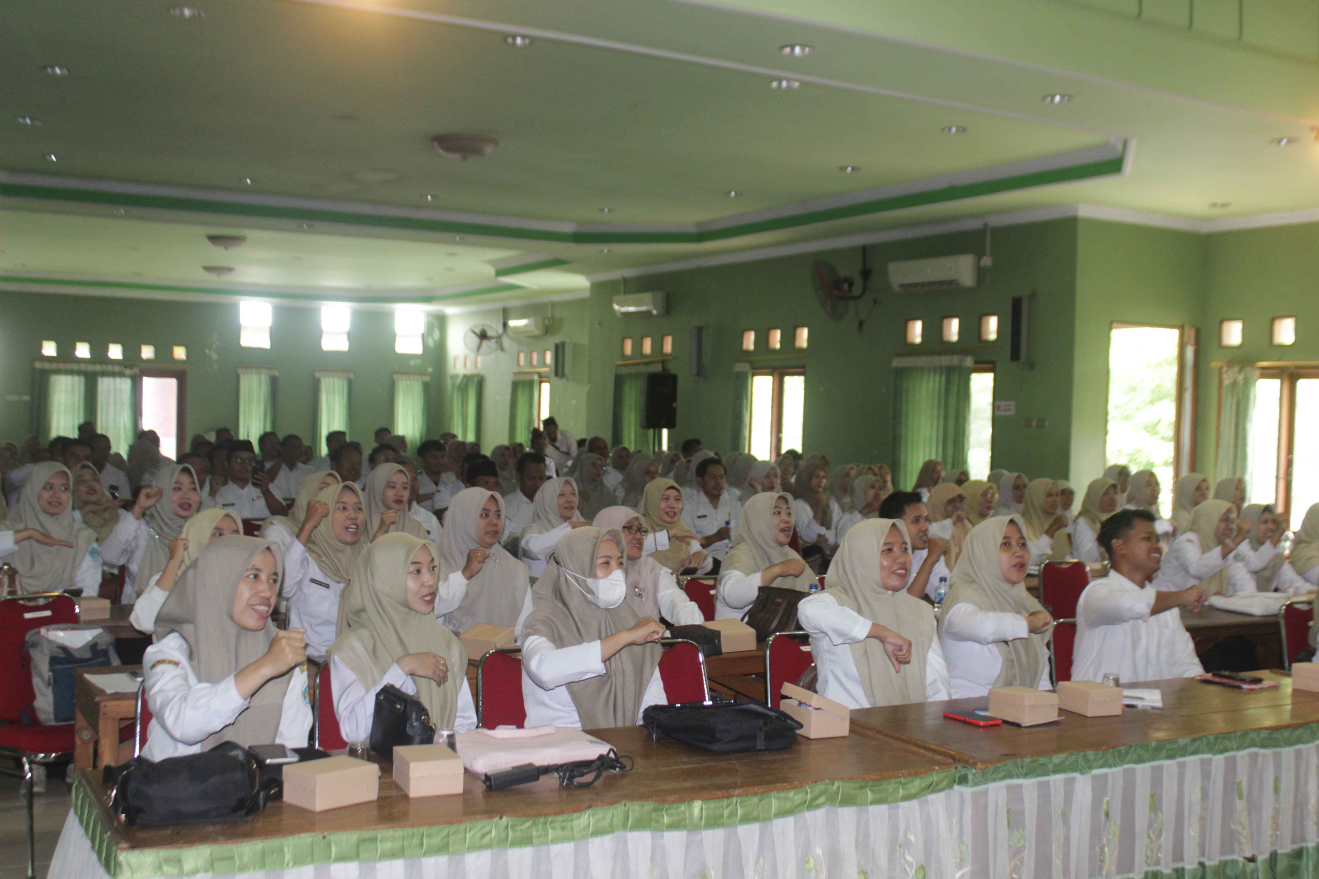 Foto: 200 GURU SMP LAMONGAN IKUTI WORKSHOP PEMBELAJARAN MENDALAM, SIAPKAN METODE AJAR YANG LEBIH RELEVAN