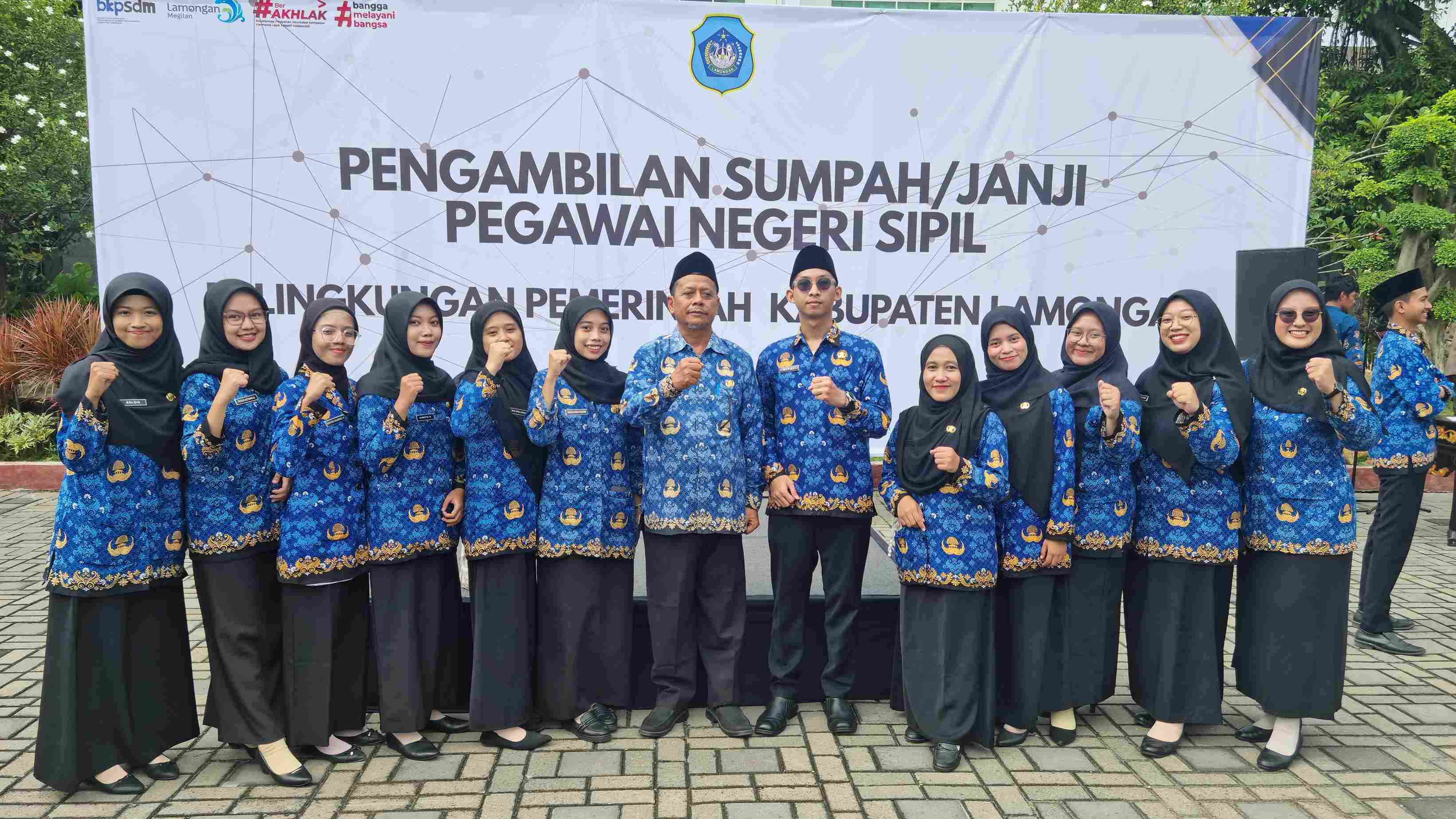 Foto: SELAMAT DAN SUKSES ATAS PENGAMBILAN SUMPAH/JANJI PNS BAGI REKAN REKAN DI LINGKUNGAN DINAS PENDIDIKAN KABUPATEN LAMONGAN