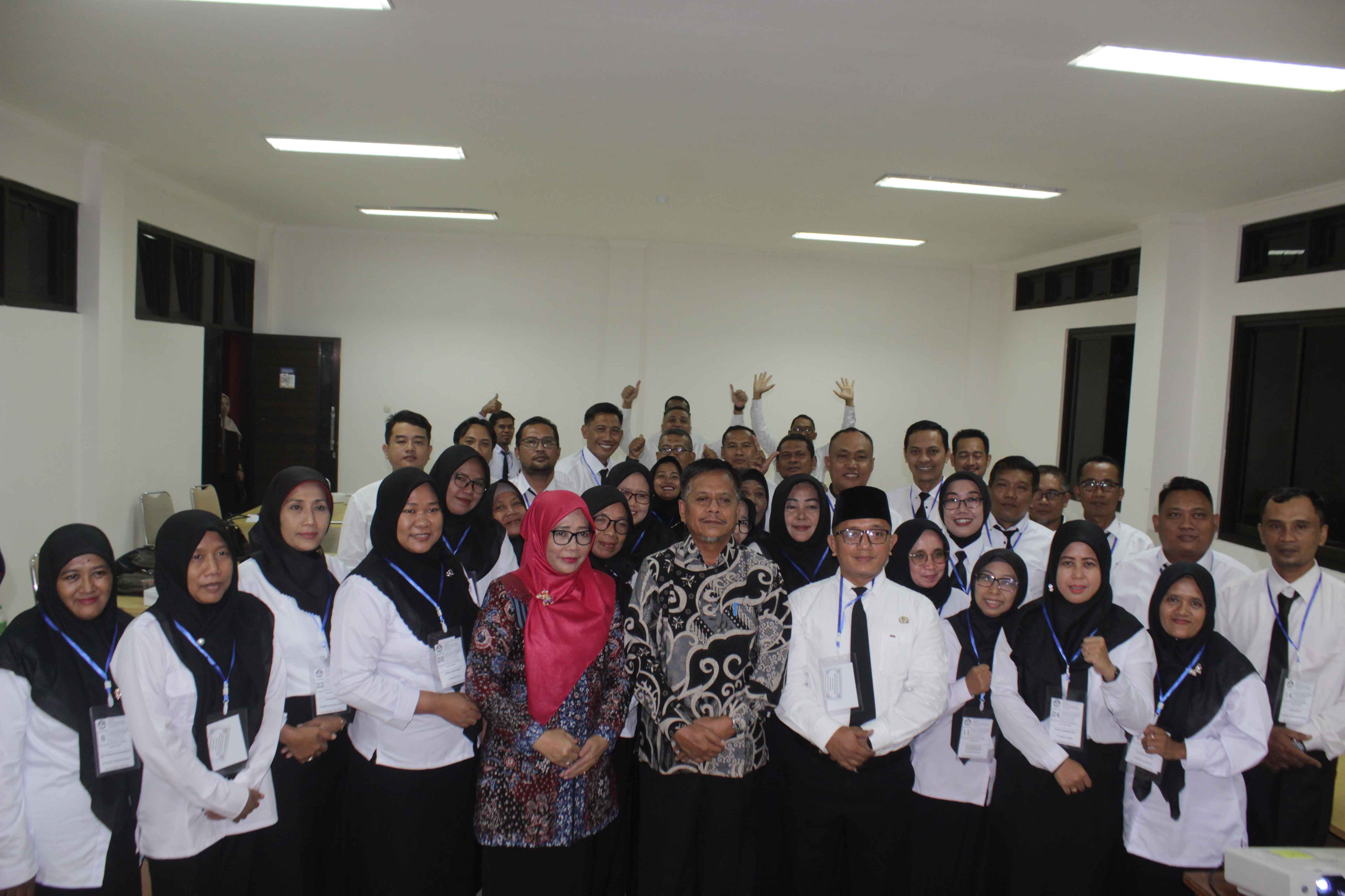 Foto: PEMBUKAAN PELATIHAN BAKAL CALON KEPALA SEKOLAH: 40 GURU DI LAMONGAN SIAP JADI PEMIMPIN