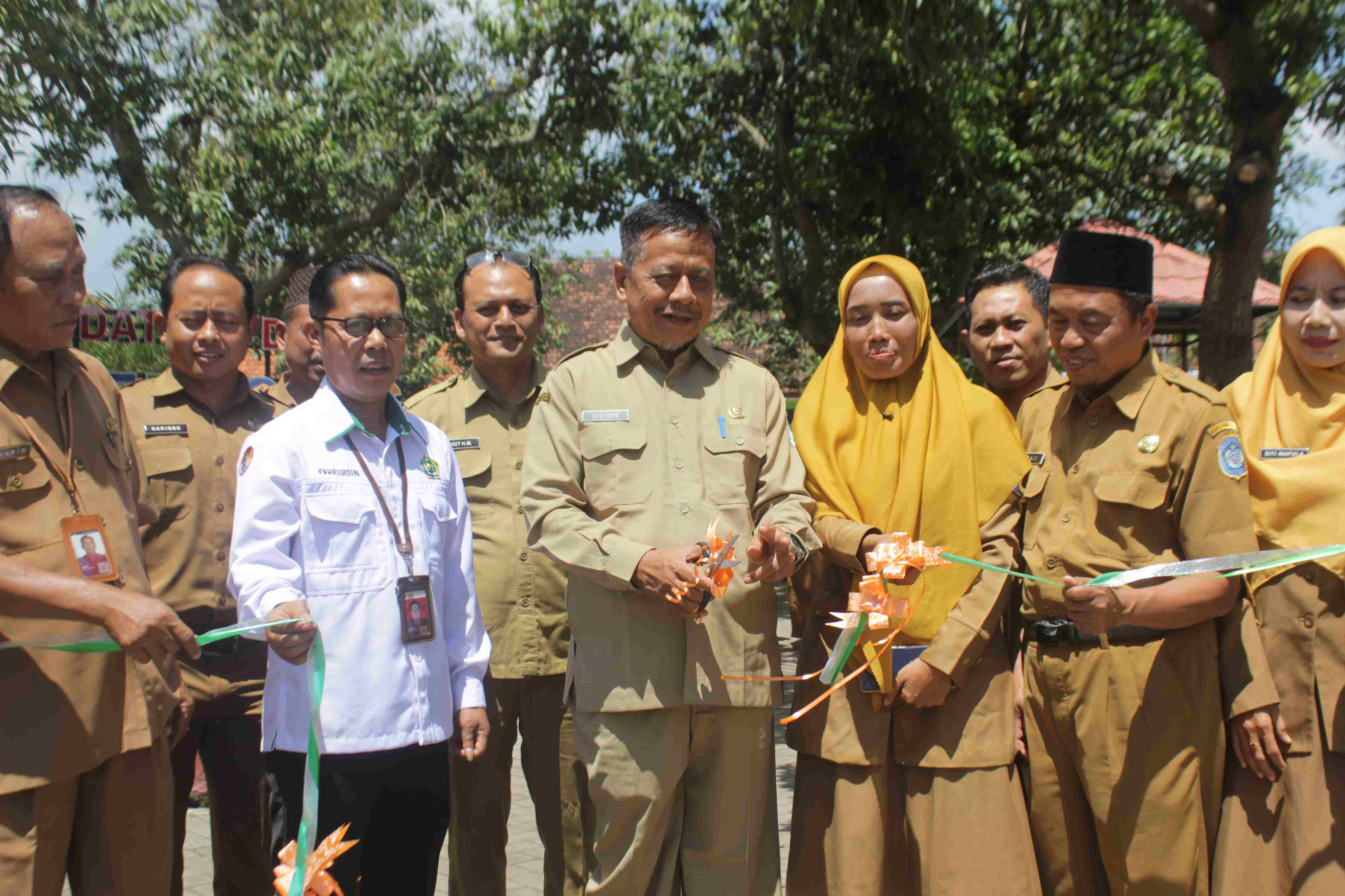 KEPALA DINAS PENDIDIKAN LAMONGAN RESMIKAN TAMAN BACA DI SDN SUMBERAGUNG KECAMATAN MANTUP