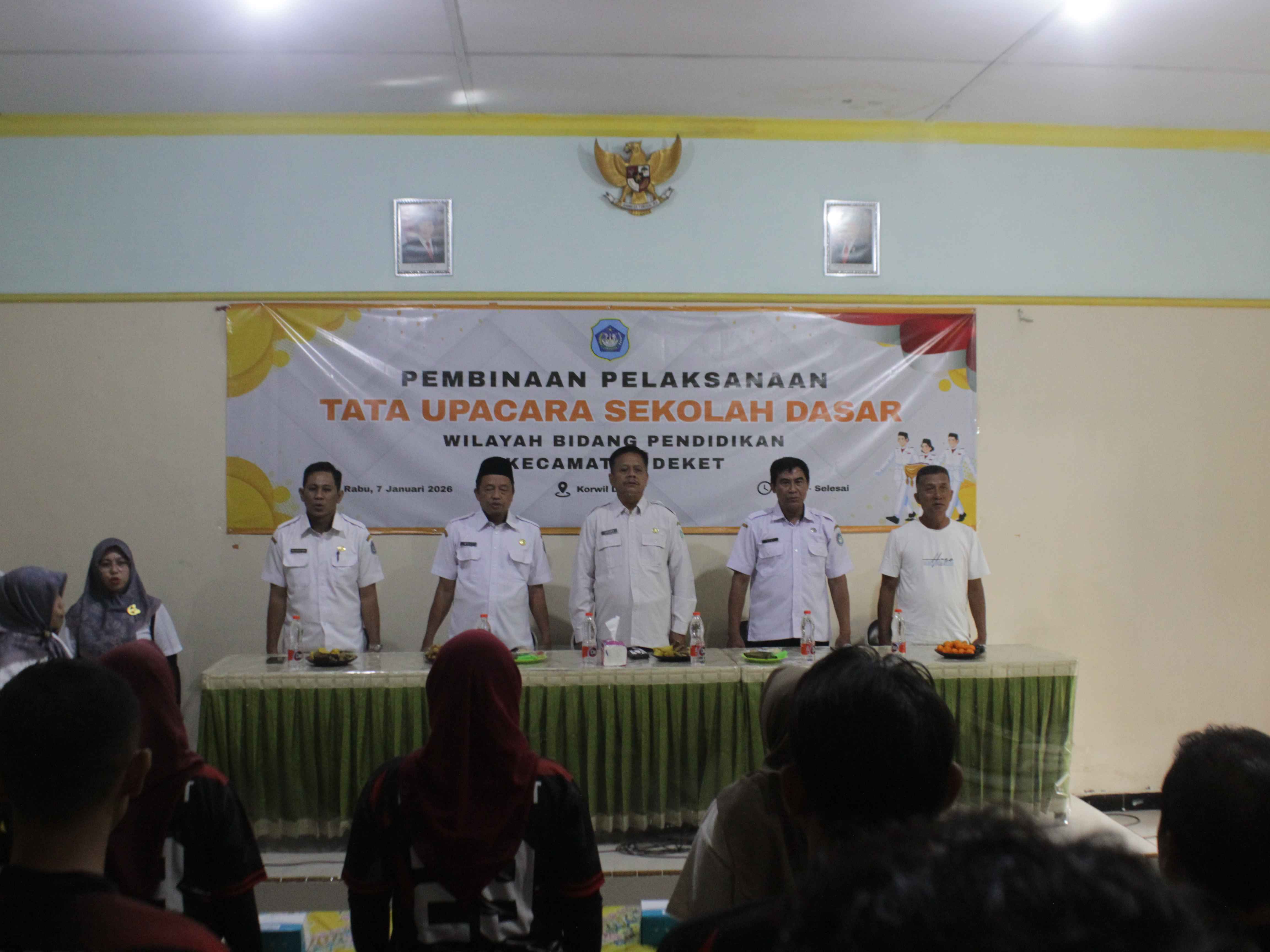 PERKUAT KEDISIPLINAN, KADISDIK LAMONGAN BUKA PEMBINAAN TATA UPACARA SEKOLAH DI WILAYAH KECAMATAN DEKET