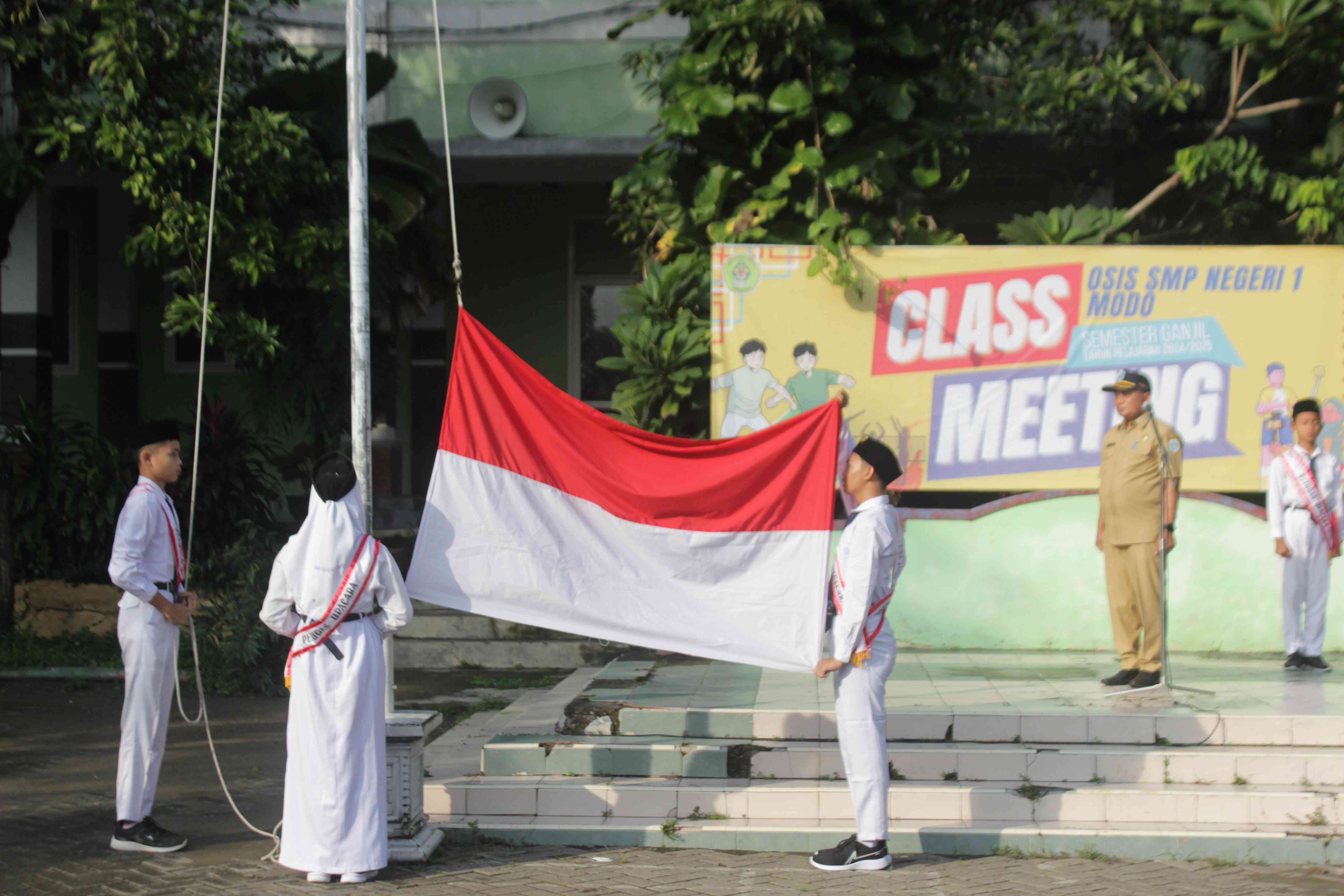 MEMIMPIN UPACARA BENDERA DI SMP NEGERI 1 MODO SEKALIGUS PEMBINAAN PADA GTK