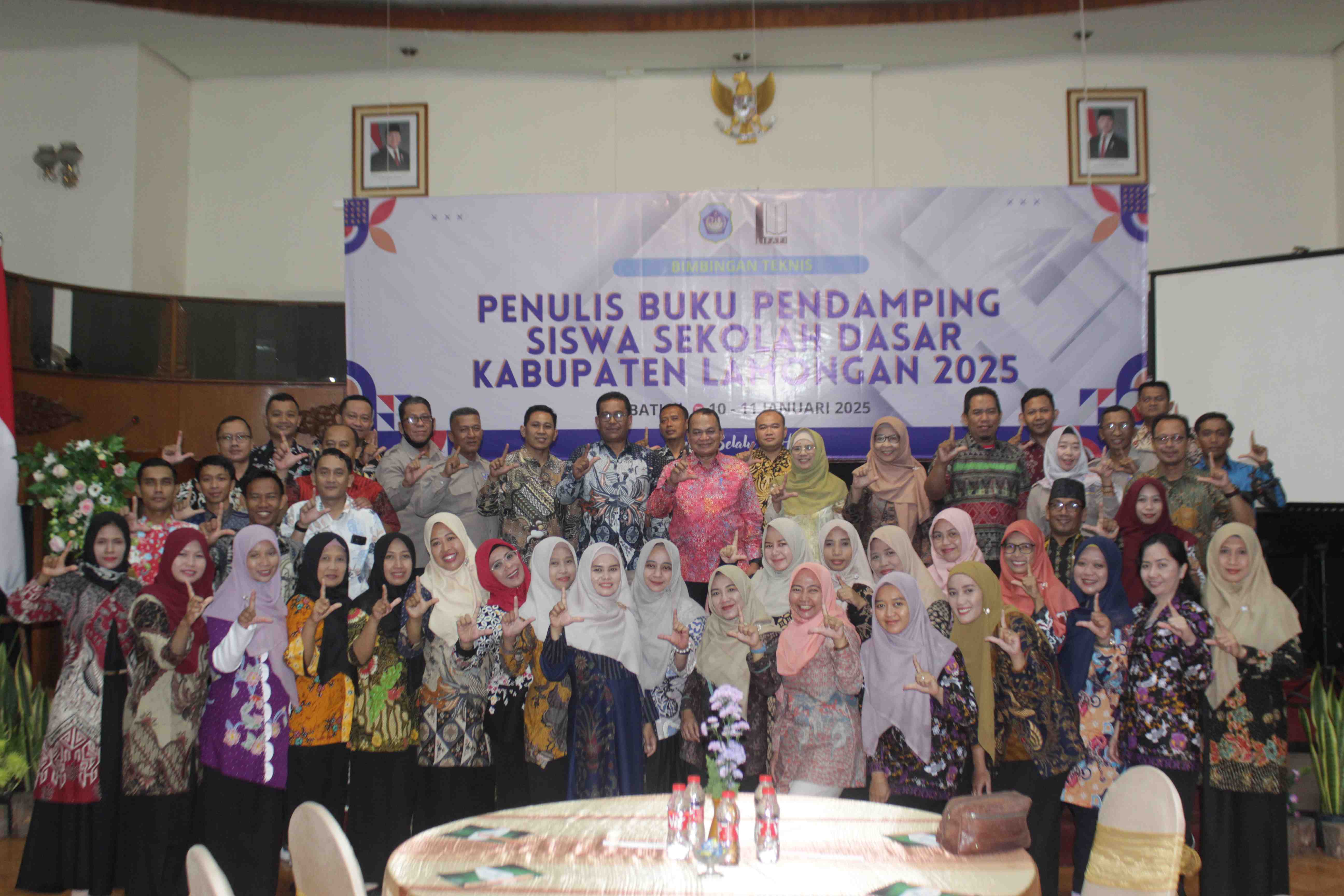 MEMBUKA BIMTEK PENULIS BUKU PENDAMPING SISWA SEKOLAH DASAR KABUPATEN LAMONGAN 2025