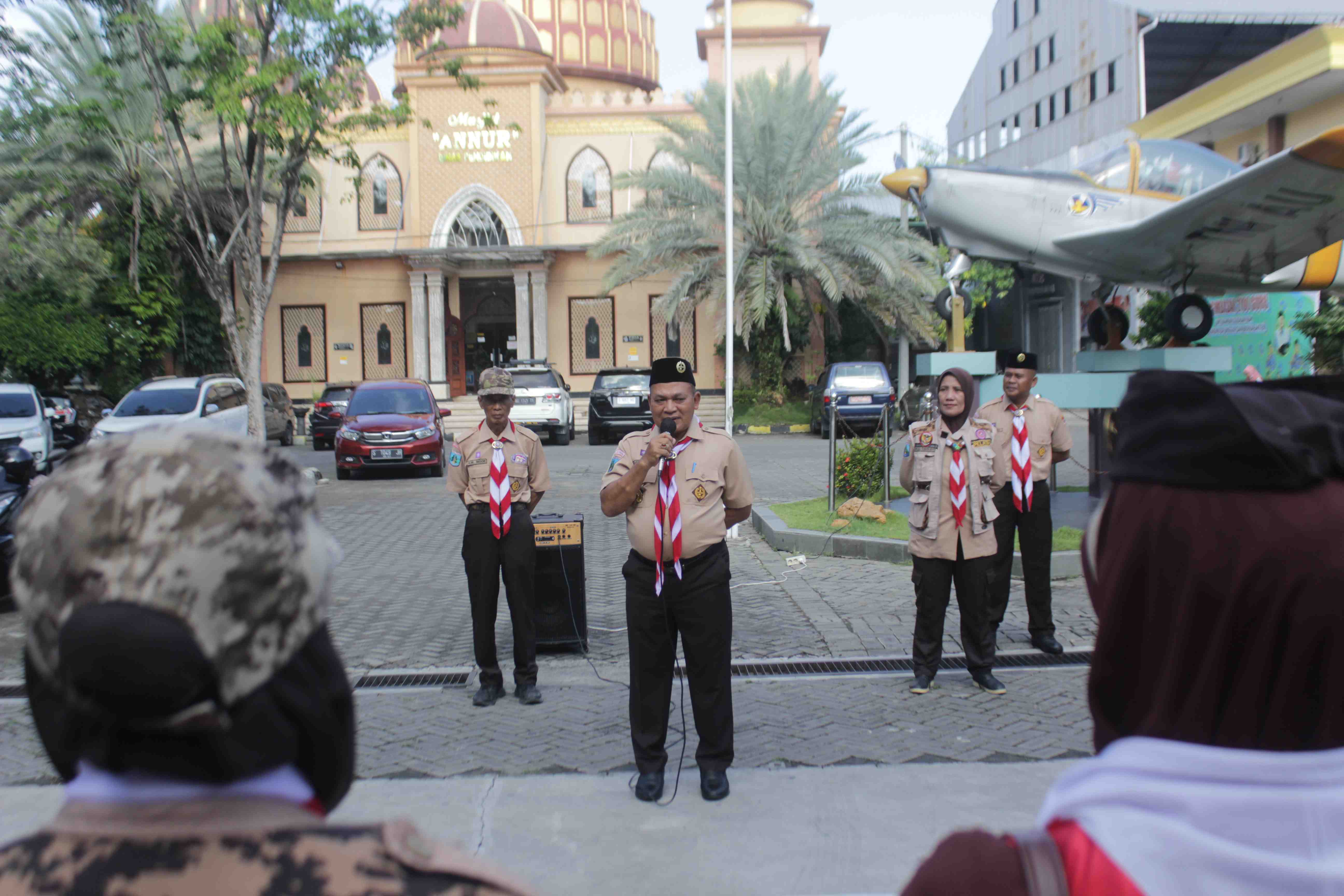 MEMIMPIN APEL PEMBERANGKATAN ORIENTASI KEPRAMUKAAN BAGI PENGAWAS DAN PENILIK SE-KABUPATEN LAMONGAN