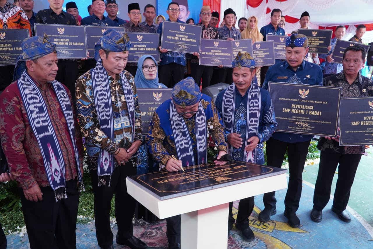 Foto: TRANSFORMASI PENDIDIKAN LAMONGAN: MENDIKDASMEN RESMIKAN REVITALISASI 47 SATUAN PENDIDIKAN