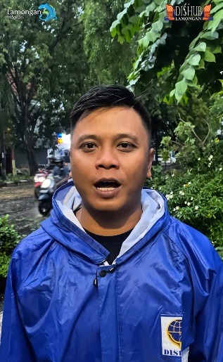 Foto: Evakuasi Pohon Tumbang di Jalan Jaksa Agung Suprapto Akibat Cuaca Ekstrem