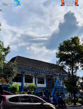 Foto: Dinas Perhubungan melaksanakan bagi-bagi takjil kepada pengendara yang melintas di depan kantor Dinas Perhubungan