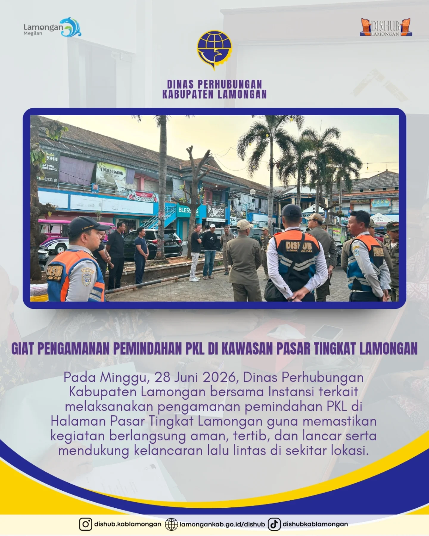 Foto: Dinas Perhubungan Kabupaten Lamongan bersama instansi terkait melaksanakan pengamanan kegiatan pemindahan Pedagang Kaki Lima (PKL) di kawasan Pasar Tingkat Lamongan