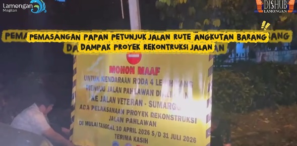 Foto: Pemasangan Papan Petunjuk Rute Angkutan Barang
