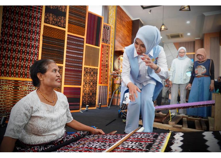 Foto: Kemenkop Latih Mamak-Mamak Perajin Tenun NTT Untuk Berkoperasi
