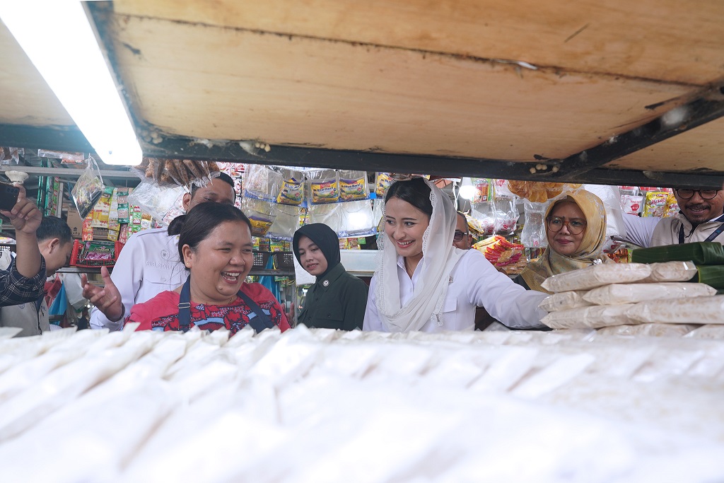 Foto: Tinjau Pasar Summerland Batam, Wamendag Roro: Stok Bapok Aman dan Harga Stabil Selama Ramadan