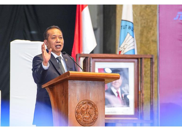 Foto: Menkop Ajak Lulusan Universitas Trilogi Agar Jadi Motor Penggerak KDKMP
